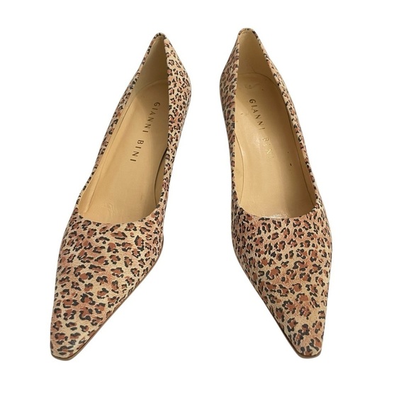 VTG Gianni Bini Brown, Carmel, Black Animal Print Suede 2”Heel
Pumps. - Picture 8 of 14